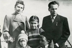 Михаил Калашников с семьей