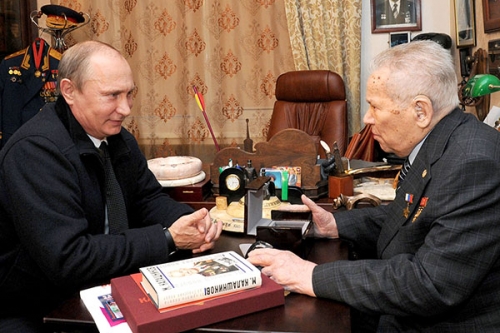 Михаил Калашников на встрече с Владимиром Путиным
