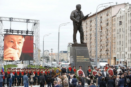 На открытии памятника Михаилу Калашникову  в Москве